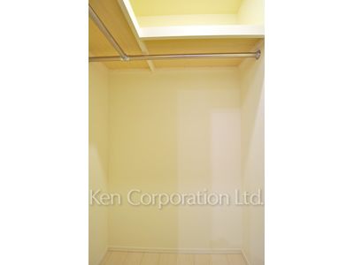 Walk-In Closet ※Photo of the same layout on 17 floor. Decoration and fixture may differ.