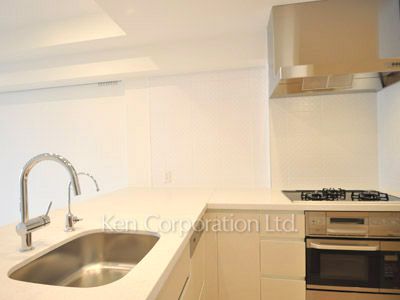 Kitchen ※Photo of the same layout on 29 floor. Decoration and fixture may differ.