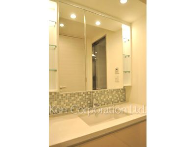Powder Room ※Photo of the same layout on 29 floor. Decoration and fixture may differ.