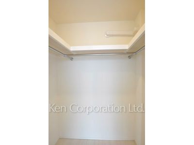 Walk-In Closet ※Photo of the same layout on 29 floor. Decoration and fixture may differ.