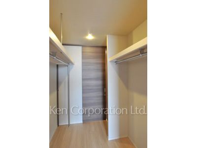 Closet ※Photo of the same layout on 18 floor. Decoration and fixture may differ.