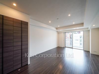 Living-Dining ※Photo of the same layout on 8 floor. Decoration and fixture may differ.