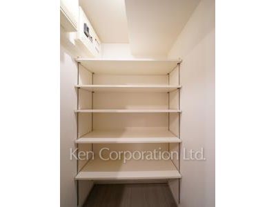 Shoes-In Closet ※Photo of the same layout on 8 floor. Decoration and fixture may differ.