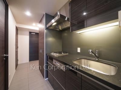 Kitchen ※Photo of the same layout on 8 floor. Decoration and fixture may differ.