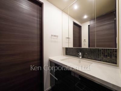 Powder Room ※Photo of the same layout on 8 floor. Decoration and fixture may differ.