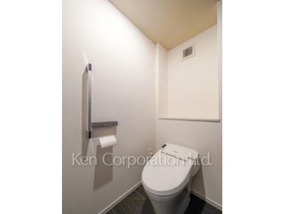 Lavatory ※Photo of the same layout on 8 floor. Decoration and fixture may differ.