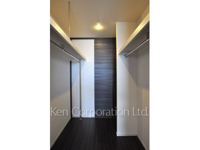 Walk-In Closet ※Photo of the same layout on 24 floor. Decoration and fixture may differ.