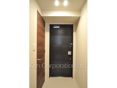 Entrance ※Photo of the same layout on 18 floor. Decoration and fixture may differ.