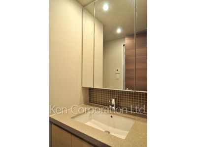 Powder Room ※Photo of the same layout on 18 floor. Decoration and fixture may differ.