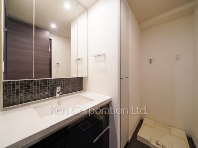 Powder Room ※Photo of the same layout on 4 floor. Decoration and fixture may differ.