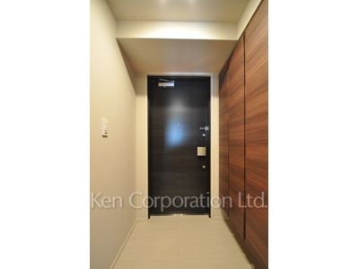 Entrance ※Photo of the same layout on 18 floor. Decoration and fixture may differ.