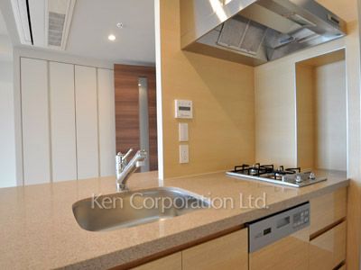 Kitchen ※Photo of the same layout on 18 floor. Decoration and fixture may differ.