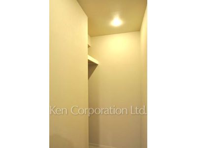 Closet ※Photo of the same layout on 18 floor. Decoration and fixture may differ.