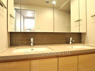 Powder Room ※Photo of the same layout on 18 floor. Decoration and fixture may differ.