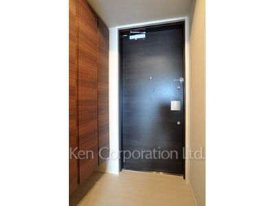 Entrance ※Photo of the same layout on 18 floor. Decoration and fixture may differ.