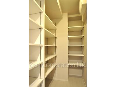 Shoes-In Closet ※Photo of the same layout on 18 floor. Decoration and fixture may differ.