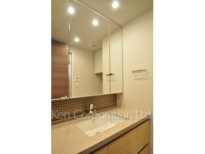 Powder Room ※Photo of the same layout on 18 floor. Decoration and fixture may differ.
