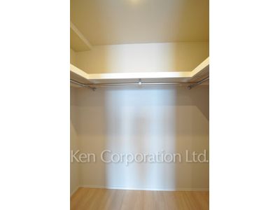 Walk-In Closet ※Photo of the same layout on 30 floor. Decoration and fixture may differ.