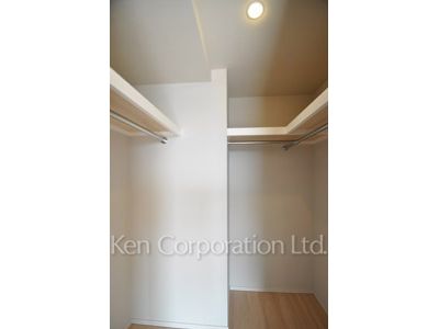 Walk-In Closet ※Photo of the same layout on 18 floor. Decoration and fixture may differ.