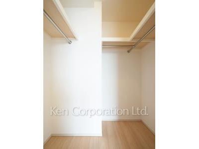 Walk-In Closet ※Photo of the same layout on 22 floor. Decoration and fixture may differ.