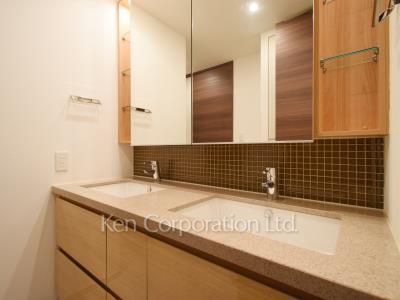 Powder Room ※Photo of the same layout on 22 floor. Decoration and fixture may differ.