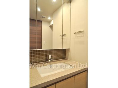 Powder Room ※Photo of the same layout on 18 floor. Decoration and fixture may differ.