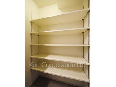 Shoes Closet ※Photo of the same layout on 4 floor. Decoration and fixture may differ.