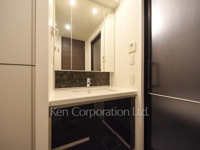 Powder Room ※Photo of the same layout on 4 floor. Decoration and fixture may differ.