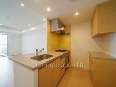 Kitchen ※Photo of the same layout on 6 floor. Decoration and fixture may differ.