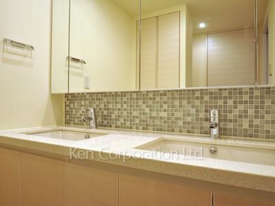 Powder Room ※Photo of the same layout on 17 floor. Decoration and fixture may differ.
