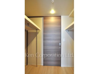 Walk-In Closet ※Photo of the same layout on 30 floor. Decoration and fixture may differ.