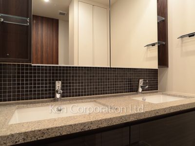 Powder Room ※Photo of the same layout on 31 floor. Decoration and fixture may differ.