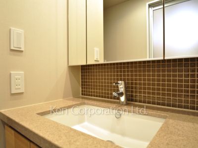 Powder Room ※Photo of the same layout on 4 floor. Decoration and fixture may differ.