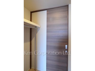 Walk-In Closet ※Photo of the same layout on 30 floor. Decoration and fixture may differ.