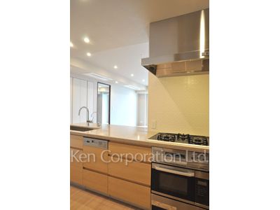 Kitchen ※Photo of the same layout on 30 floor. Decoration and fixture may differ.