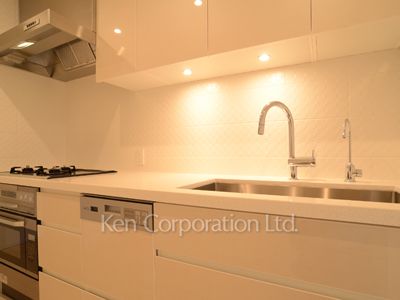 Kitchen ※Photo of the same layout on 25 floor. Decoration and fixture may differ.