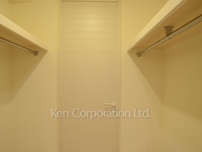 Walk-In Closet ※Photo of the same layout on 25 floor. Decoration and fixture may differ.
