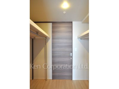 Walk-In Closet ※Photo of the same layout on 30 floor. Decoration and fixture may differ.