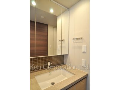 Powder Room ※Photo of the same layout on 4 floor. Decoration and fixture may differ.