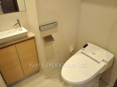 Lavatory ※Photo of the same layout on 4 floor. Decoration and fixture may differ.