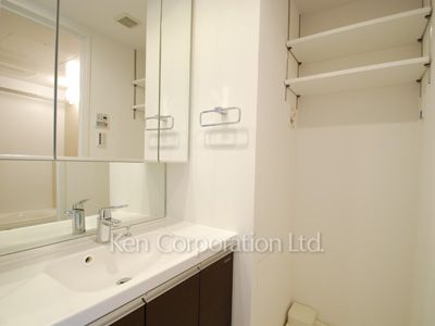 Powder Room ※Photo of the same layout on 3 floor. Decoration and fixture may differ.