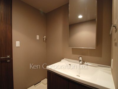 Powder Room ※Photo of the same layout on 18 floor. Decoration and fixture may differ.