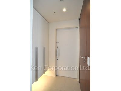 Entrance ※Photo of the same layout on 12 floor. Decoration and fixture may differ.