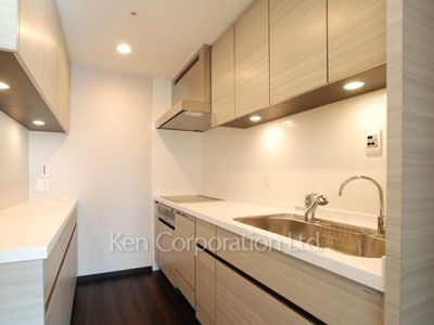 Kitchen ※Photo of the same layout on 10 floor. Decoration and fixture may differ.