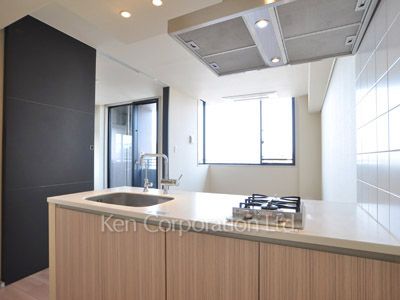 Kitchen ※Photo of the same layout on 9 floor. Decoration and fixture may differ.