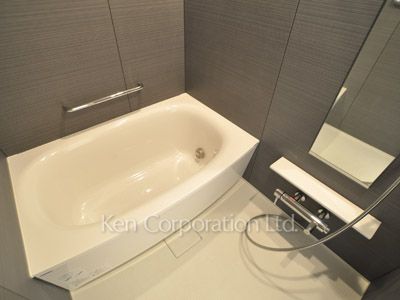 Bath ※Photo of the same layout on 9 floor. Decoration and fixture may differ.
