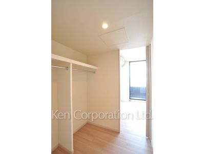 Walk-In Closet ※Photo of the same layout on 9 floor. Decoration and fixture may differ.