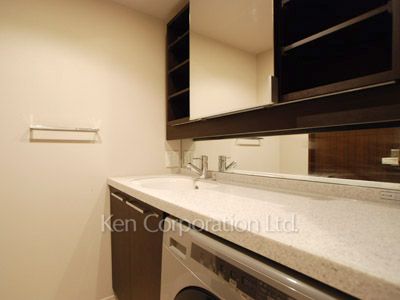 Powder Room ※Photo of the same layout on 8 floor. Decoration and fixture may differ.