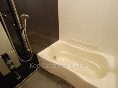 Bath ※Photo of the same layout on 8 floor. Decoration and fixture may differ.