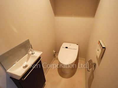 Lavatory ※Photo of the same layout on 8 floor. Decoration and fixture may differ.